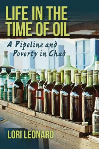 Kniha Life in the Time of Oil Lori Leonard