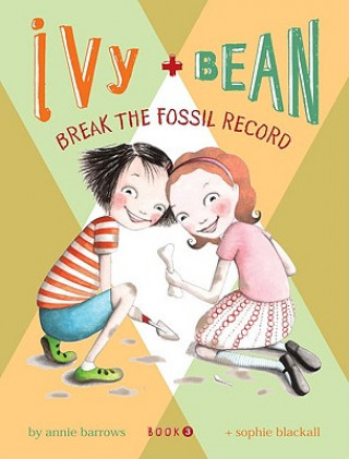 Kniha Ivy and Bean Break the Fossil Record Annie Barrows