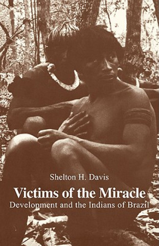 Carte Victims of the Miracle Shelton H. Davis
