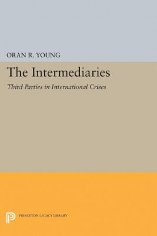 Książka Intermediaries Oran R. Young