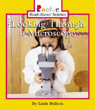 Carte Looking Through a Microscope (Rookie Read-About Science: Physical Science: Previous Editions) Linda Bullock