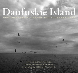 Könyv Daufuskie Island Jeanne Moutoussamy-Ashe