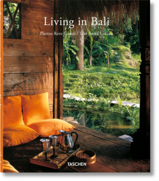 Könyv Living in Bali Angelica Taschen