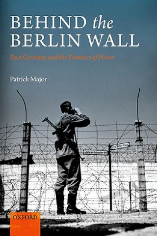 Boek Behind the Berlin Wall Major