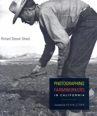 Książka Photographing Farmworkers in California Richard Steven Street