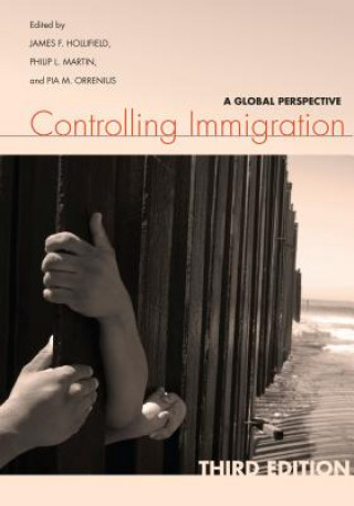 Kniha Controlling Immigration James Hollifield