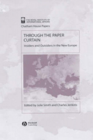 Książka Through the Paper Curtain: Insiders and Outsiders in the New Europe Julie Smith