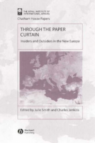 Książka Through the Paper Curtain: Insiders and Outsiders in the New Europe Julie Smith