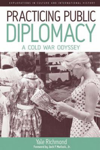 Könyv Practicing Public Diplomacy Yale Richmond