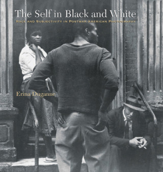 Kniha Self in Black and White - Race and Subjectivity in Postwar American Photography Erina Duganne