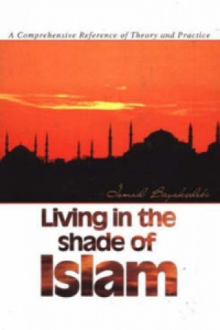 Carte Living in the Shade of Islam Ismail Buyukcelebi