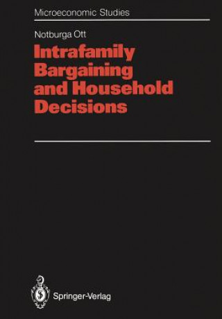 Könyv Intrafamily Bargaining and Household Decisions Notburga Ott