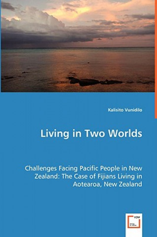 Kniha Living in Two Worlds - Challenges Facing Pacific People in New Zealand Kalisito Vunidilo