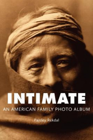 Knjiga Intimate: An American Family Photo Album Paisley Rekdal