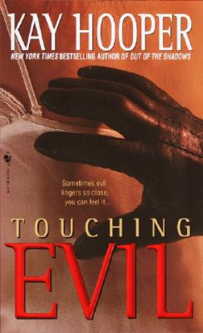 Könyv Touching Evil Kay Hooper