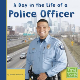 Kniha A Day in the Life of a Police Officer Heather Adamson