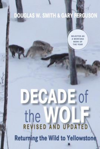 Książka Decade of the Wolf Douglas W. Smith