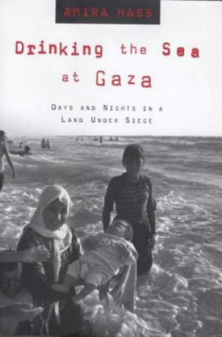 Könyv Drinking the Sea at Gaza Amira Hass