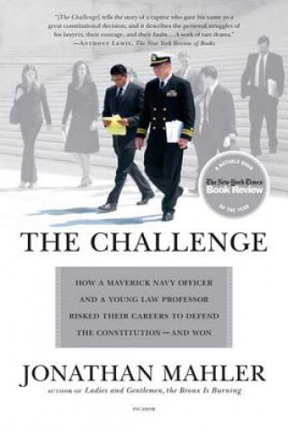 Carte The Challenge: How a Maverick Navy Officer and a Young Law Professor Risked Their Careers to Defend the Constitution--And Won Jonathan Mahler