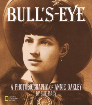 Knjiga Bull's-Eye: A Photobiography of Annie Oakley Sue Macy