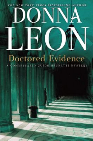 Carte Doctored Evidence: A Commissario Guido Brunetti Mystery Donna Leon