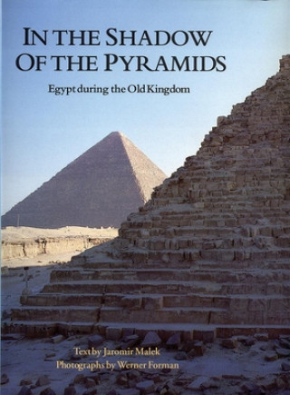 Knjiga In the Shadow of the Pyramids Jaromir Malek