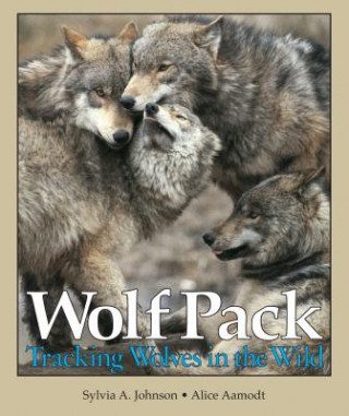 Könyv Wolf Pack: Tracking Wolves in the Wild Sylvia A. Johnson