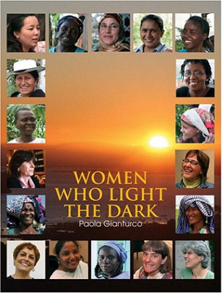 Kniha Women Who Light the Dark Paola Gianturco