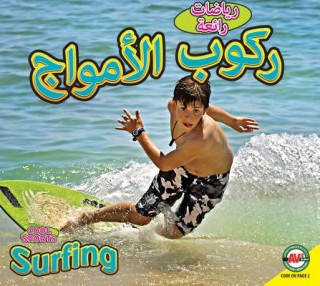 Kniha Surfing: Arabic-English Bilingual Edition Aaron Carr