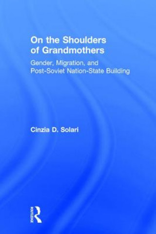 Könyv On the Shoulders of Grandmothers Cinzia D. Solari