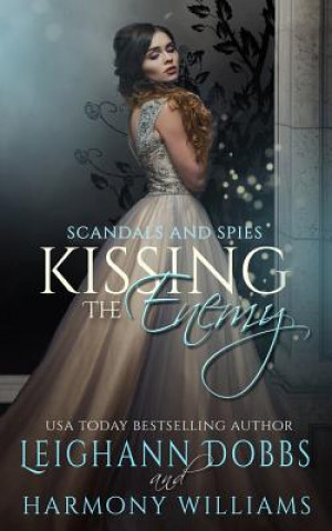 Kniha Kissing The Enemy Leighann Dobbs