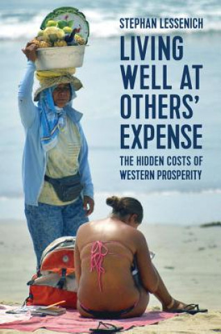 Kniha Living Well at Others' Expense, The Hidden Costs of Western Prosperity Stephan Lessenich