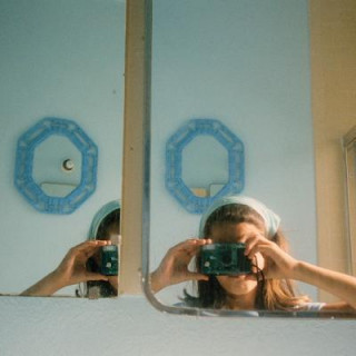 Carte Anne Collier: Women with Cameras (Self Portrait) Anne Collier
