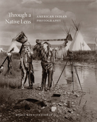 Könyv Through a Native Lens 