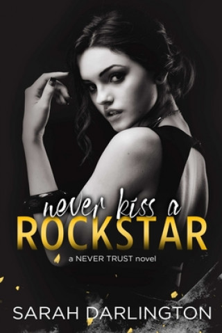 Książka Never Kiss a Rockstar Sarah Darlington