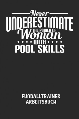 Książka NEVER UNDERESTIMATE THE POWER OF WOMAN WITH POOL SKILLS - Fußballtrainer Arbeitsbuch: Dokumentiere deine Spielerleistungen für die stetige Verbesserun Fußball Trainer