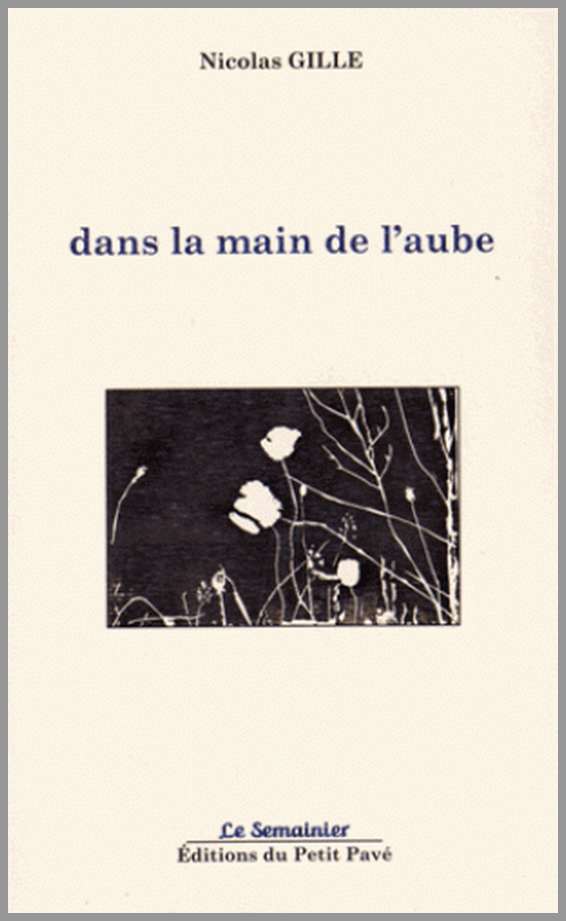 Книга dans la main de l'aube GILLE