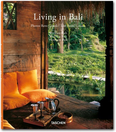 Könyv Living in Bali 