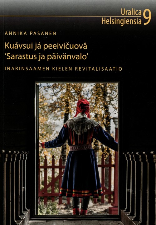 Kniha Annika Pasanen: Kuávsui já peeivicuovâ 'Sarastus ja päivänvalo' Inarinsaamen revitalisaatio. 