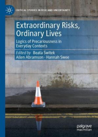 Knjiga Extraordinary Risks, Ordinary Lives Beata Świtek