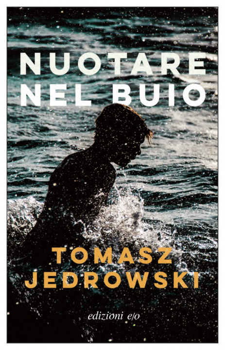 Kniha Nuotare nel buio Tomasz Jedrowski