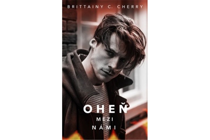 Könyv Oheň mezi námi Cherry Brittainy C.