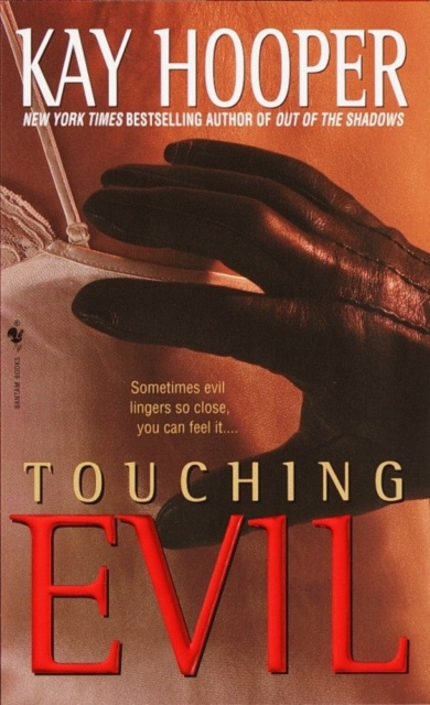 E-knjiga Touching Evil Kay Hooper