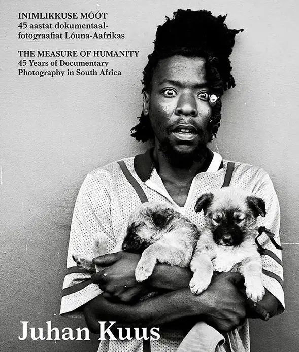 Kniha Juhan kuus. inimlikkuse mõõt. 45 aastat dokumentaalfotograafiat lõuna-aafrikas Juhan Kuus