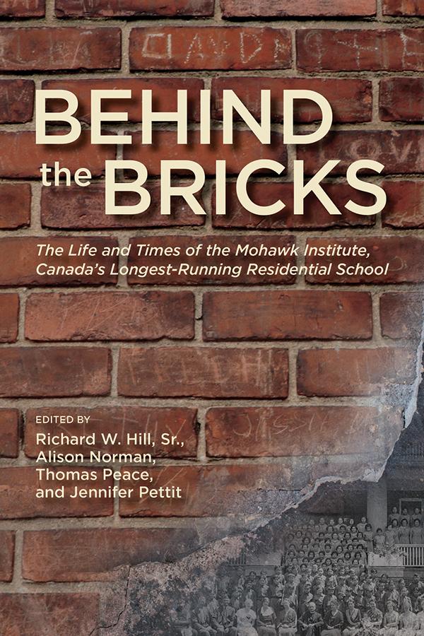 Kniha Behind the Bricks Alison Norman