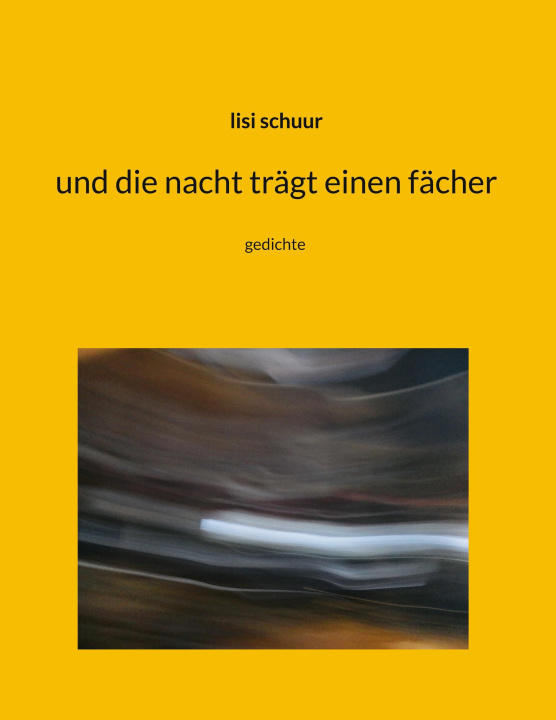 Kniha und die nacht trägt einen fächer 