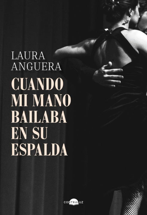 Knjiga CUANDO MI MANO BAILABA EN SU ESPALDA LAURA ANGUERA