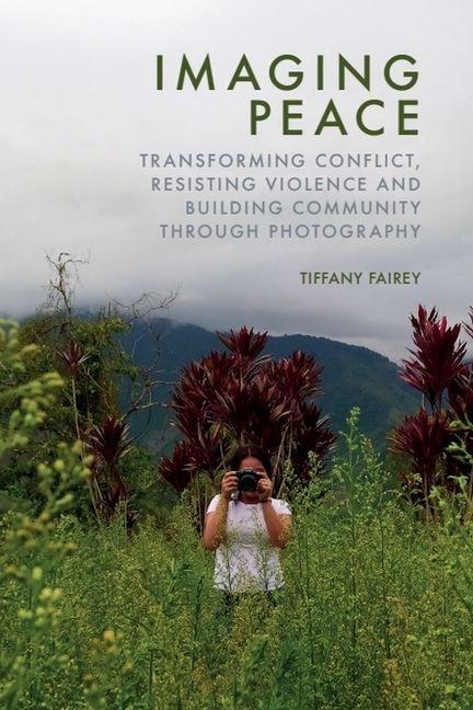 Kniha Imaging Peace Fairey